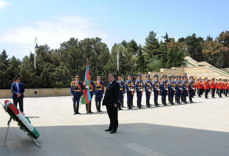 Tacikistan Prezidenti Emoməli Rəhmon şəhidlərin xatirəsini ehtiramla yad edib