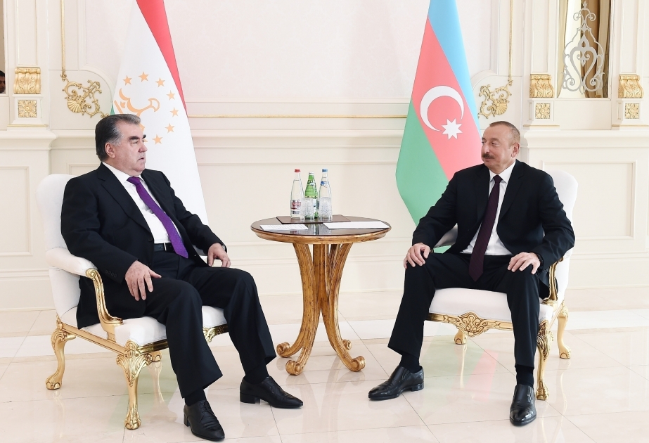 Präsident Ilham Aliyev trifft Präsident Emomali Rahmon zum Vier-Augen-Gespräch VIDEO