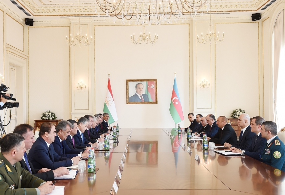Treffen von Staatspräsident Ilham Aliyev und dem Präsidenten Emomali Rahmon im erweiterten Format VIDEO