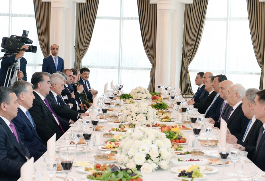 Состоялся совместный рабочий обед председателя парламента Азербайджана и Президента Таджикистана