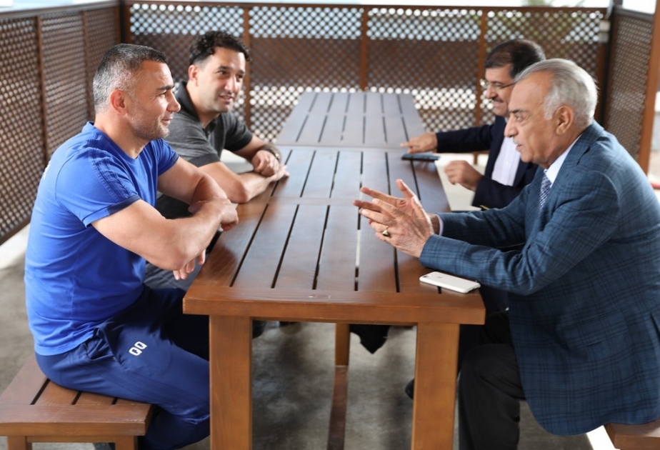 “Qarabağ” klubunun prezidenti BATE ilə oyundan əvvəl komandanın üzvləri ilə görüşüb