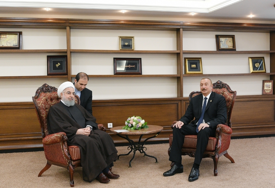 الرئيس إلهام علييف يلتقي بنظيره الإيراني روحاني في أكطاو