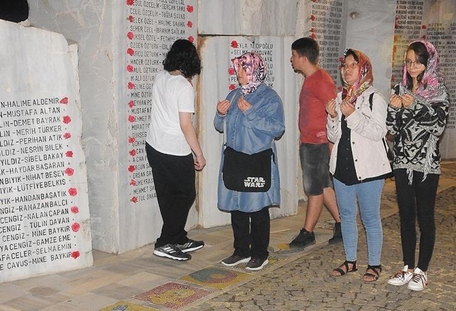 В Турции чтут память жертв разрушительного землетрясения, произошедшего 19 лет назад