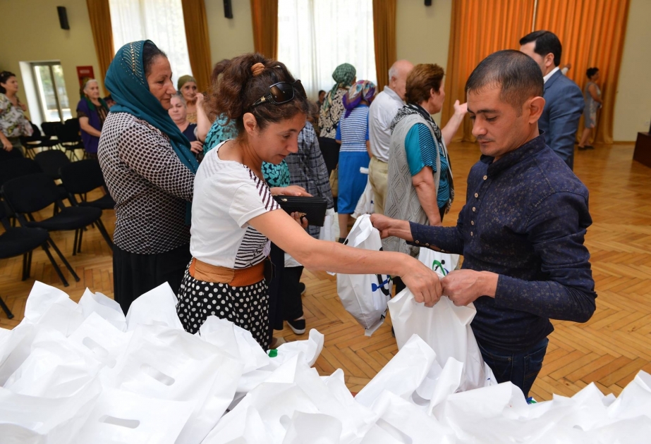 Sumqayıtda aztəminatlı ailələrə bayram sovqatları paylanılıb