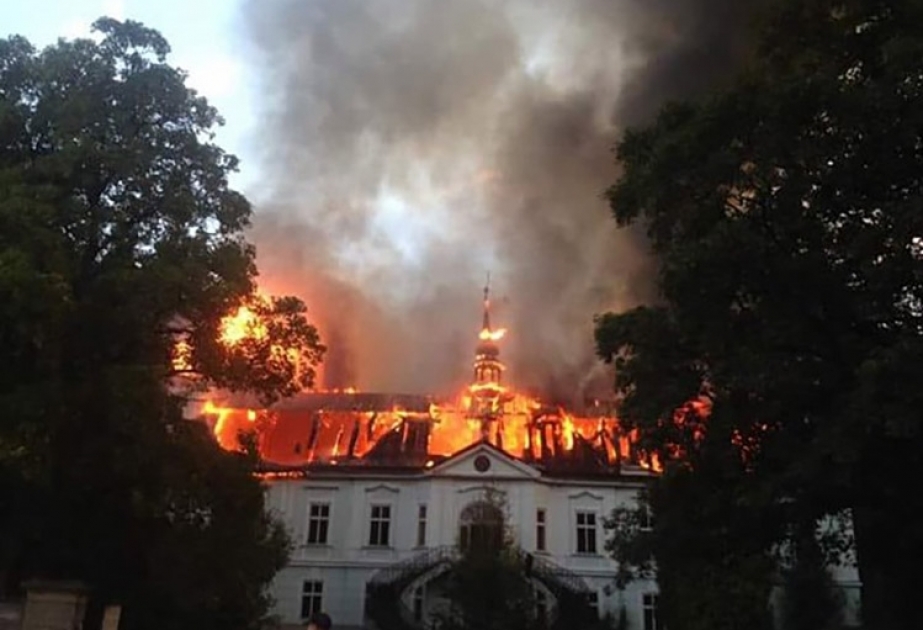 Çexiyada barokko üslubunda tikilmiş qəsr yanıb