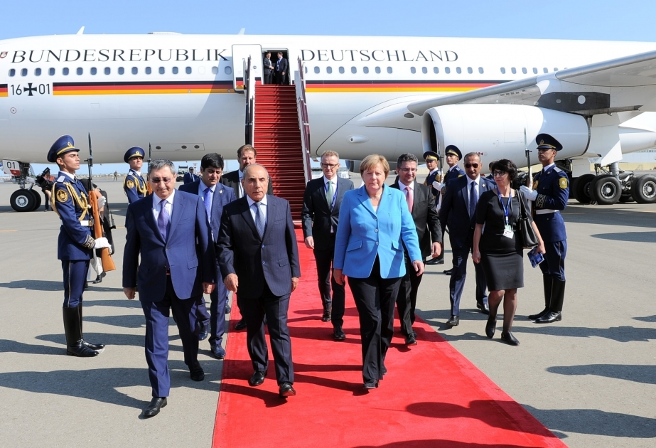 La chancelière allemande Angela Merkel arrive en Azerbaïdjan