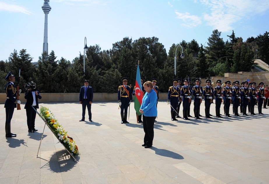 La chancelière allemande Angela Merkel visite l’Allée des Martyrs à Bakou