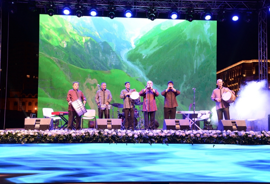 Heydər Əliyev Mərkəzinin parkında muğam-caz konserti olub
