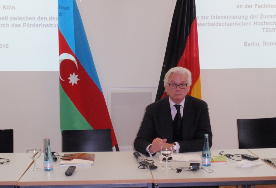 Honorarkonsul Otto Hauser erklärt nach dem Besuch der deutschen Bundeskanzlerin in Baku