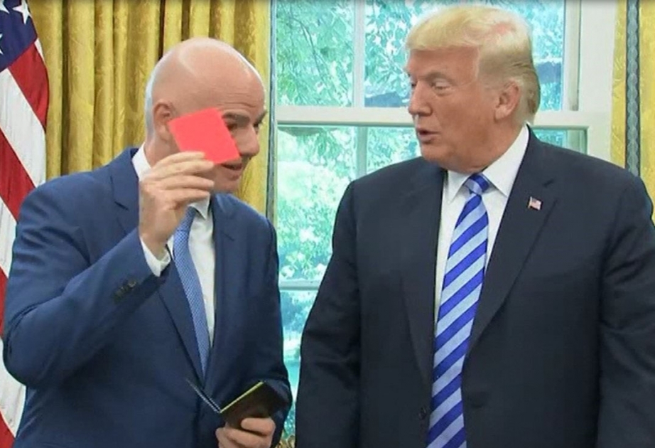 Глава ФИФА подарил Трампу красную карточку, которую тот незамедлительно применил