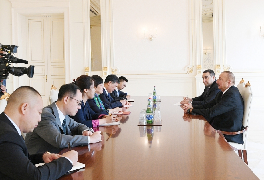 Präsident Ilham Aliyev empfängt chinesische Delegation VIDEO