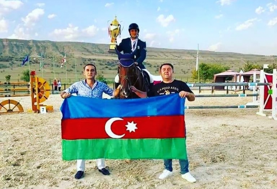 Azərbaycan idmançısı atçılıq üzrə beynəlxalq turnirdə birinci yerin və kubokun sahibi olub