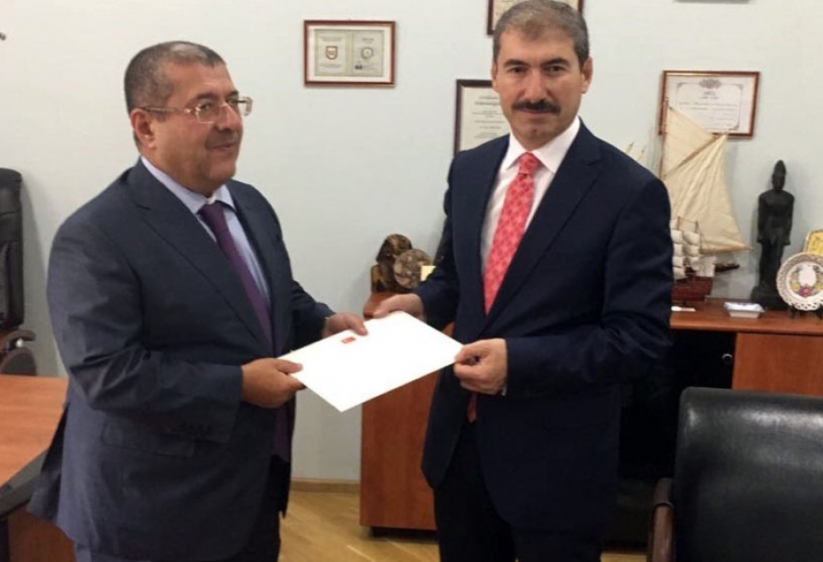 Le nouveau consul général de Turquie à Gandja remet son brevet au Ministère des Affaires étrangères