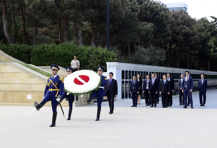 Le ministre japonais des affaires étrangères visite l’Allée des Martyrs à Bakou