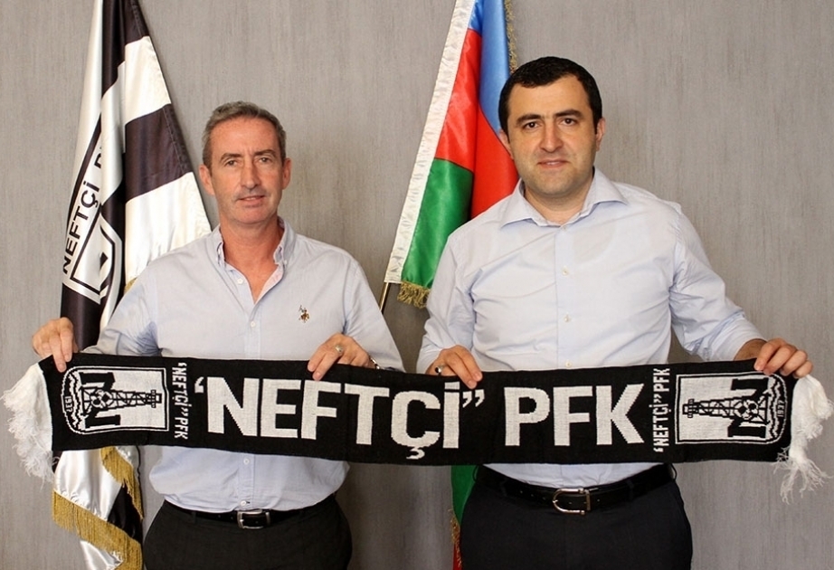 Ex-Trainer von Manchester United Michael Bennett unterzeichnet mit FC Neftçi Baku Vertrag
