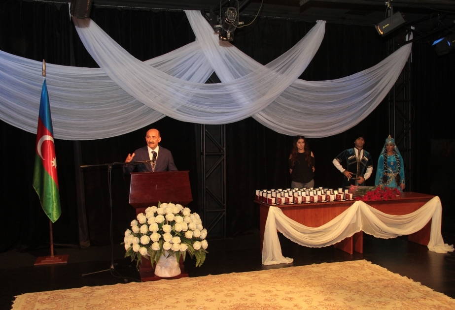 Yüksək fəxri adlara layiq görülmüş teatr xadimlərinə və aktyorlara vəsiqələr təqdim edilib