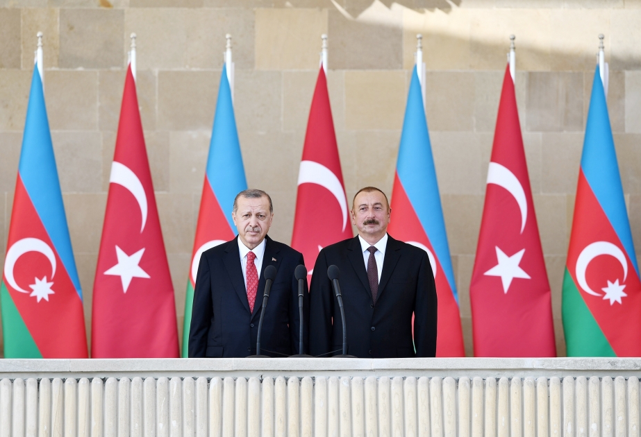 Défilé consacré au centenaire de la libération de la ville de Bakou La cérémonie a été marquée par la présence du président azerbaïdjanais Ilham Aliyev et le président turc Recep Tayyip Erdogan VIDEO