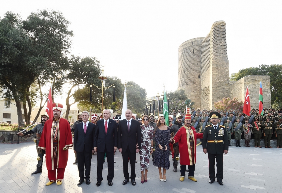 Aserbaidschanische und türkische Staatschefs ließen sich mit Paradeteilnehmern fotografieren VIDEO
