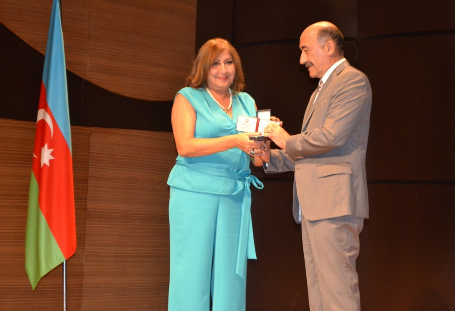 Fəxri ad almış bir qrup mədəniyyət xadiminə orden və medallar təqdim olunub