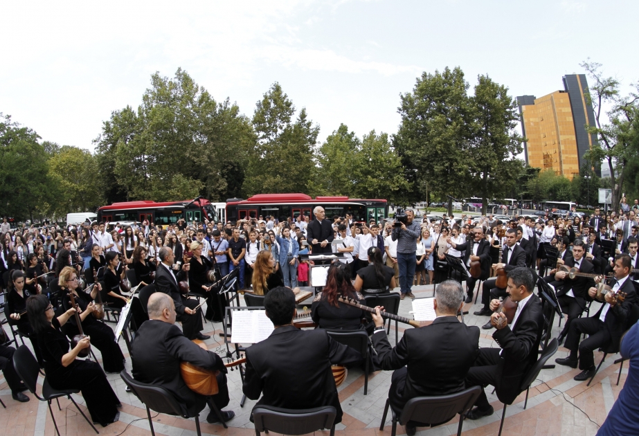 Bakı Musiqi Akademiyasının qarşısında Milli Musiqi Günü təntənəli şəkildə qeyd edilib
