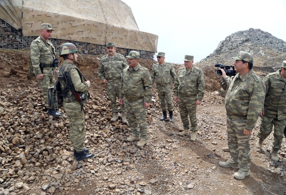 Müdafiə naziri yüksək dağ zirvələrində yerləşən bölmələrin döyüşə hazırlığını yoxlayıb
