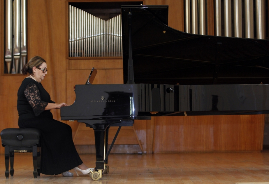 Bakı Musiqi Akademiyasında Ülviyyə Hacıbəyovanın fortepiano musiqisi konserti olub