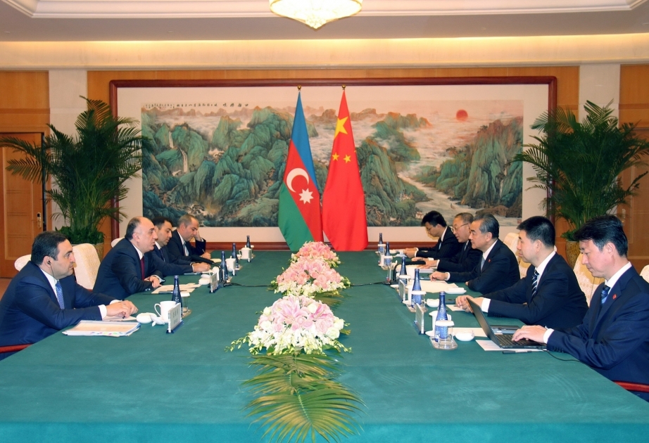 Außenminister Wang Yi: China ist an einer umfassenden Entwicklung von Beziehungen zu Aserbaidschan interessiert