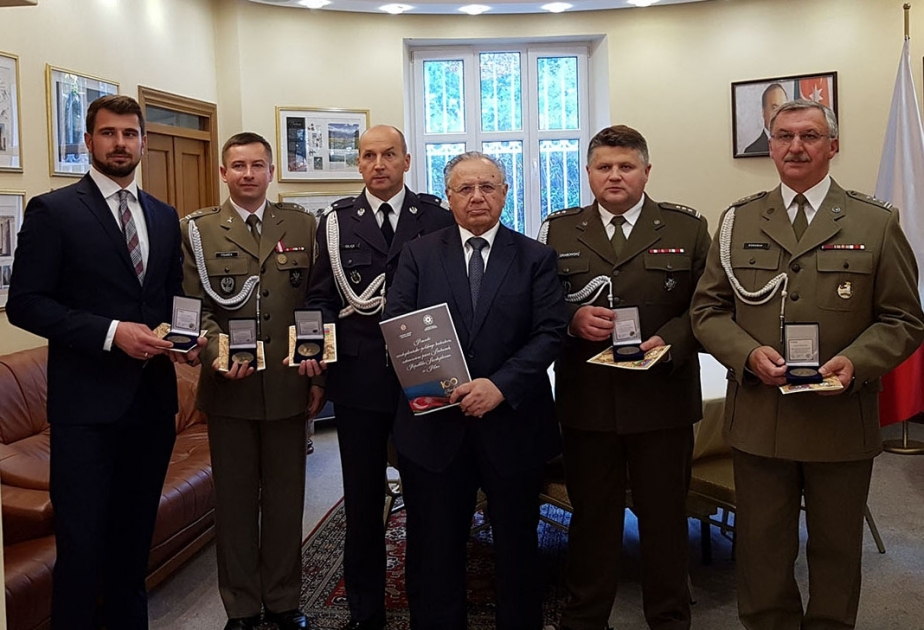 Polşa Silahlı Qüvvələrinin zabitlərinə xatirə nişanı təqdim edilib