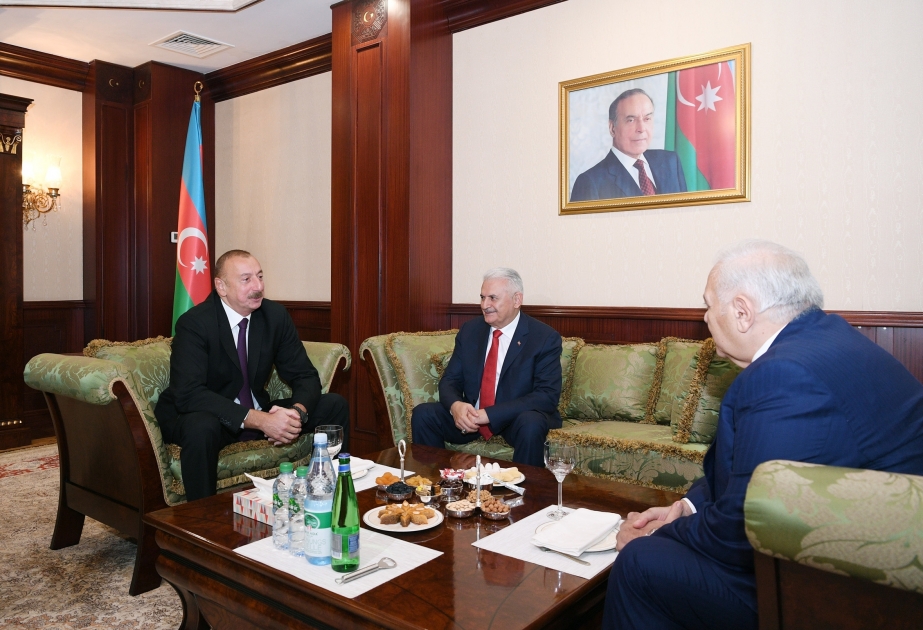 Präsident Ilham Aliyev trifft Parlamentspräsident der Türkei Binali Yildirim VIDEO