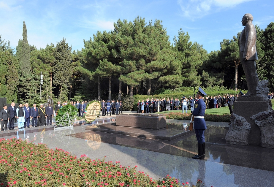 Les participants de la réunion solennelle consacrée au centenaire du parlement azerbaïdjanais visitent les allées d’Honneur et des Martyrs