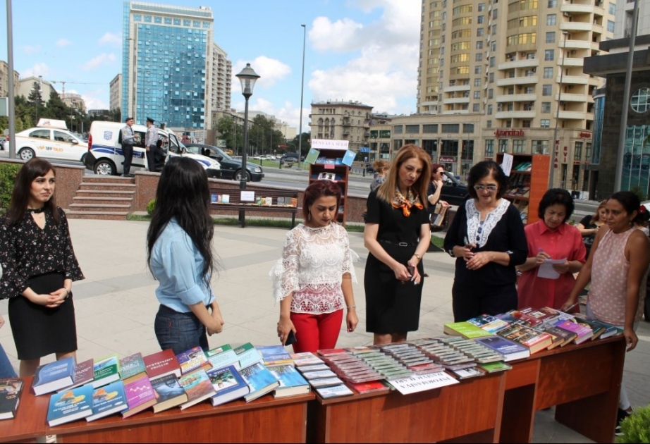 Yasamal rayonundakı Mikayıl Müşfiq bağında kitab sərgisi keçirilib