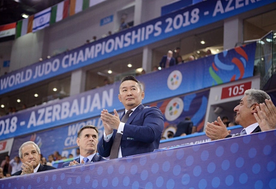 Präsident von Mongolei besucht Heydar Aliyev Center und Teppichzentrum