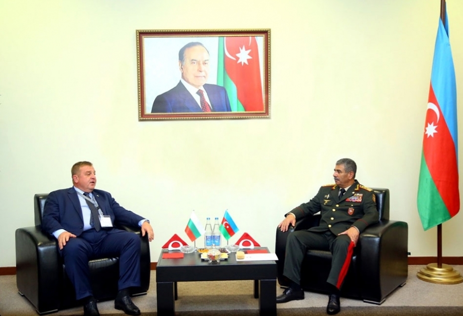 Verteidigungsminister Zakir Hasanov trifft seinen bulgarischen Amtskollegen