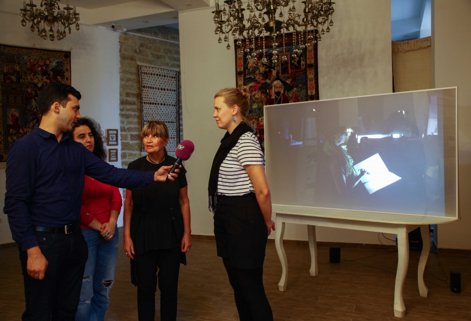 В галерее “NUR Art House” состоялась презентация видеоролика фотографа, художника, мастера инсталляции из Германии Дениз Винтер