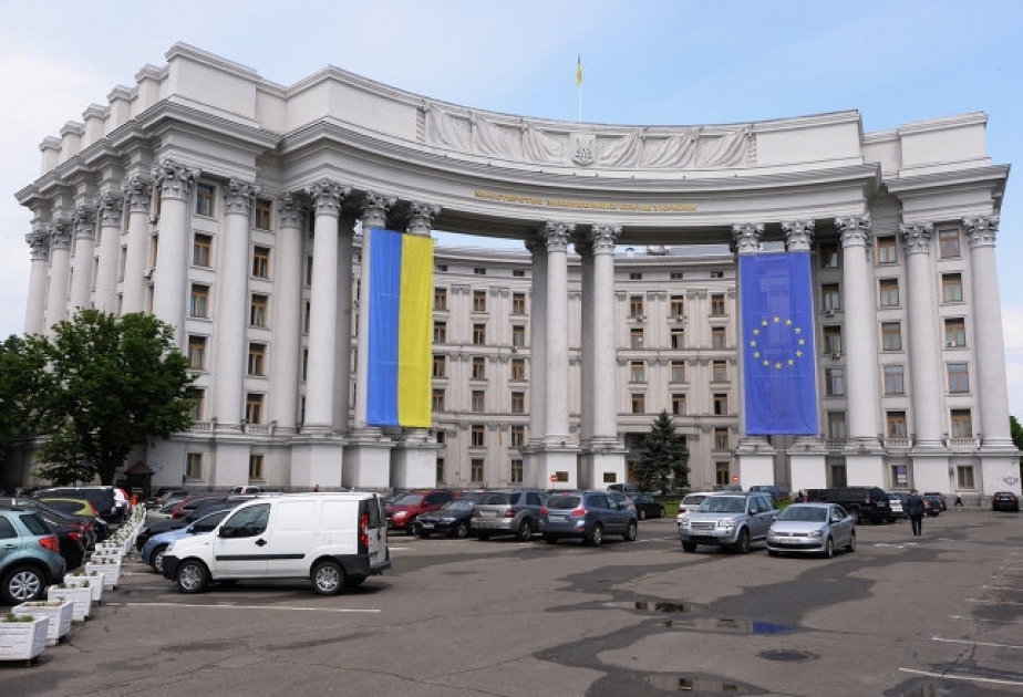 Rəsmi Kiyev pasport qalmaqalına görə macar diplomatı ölkədən çıxarır
