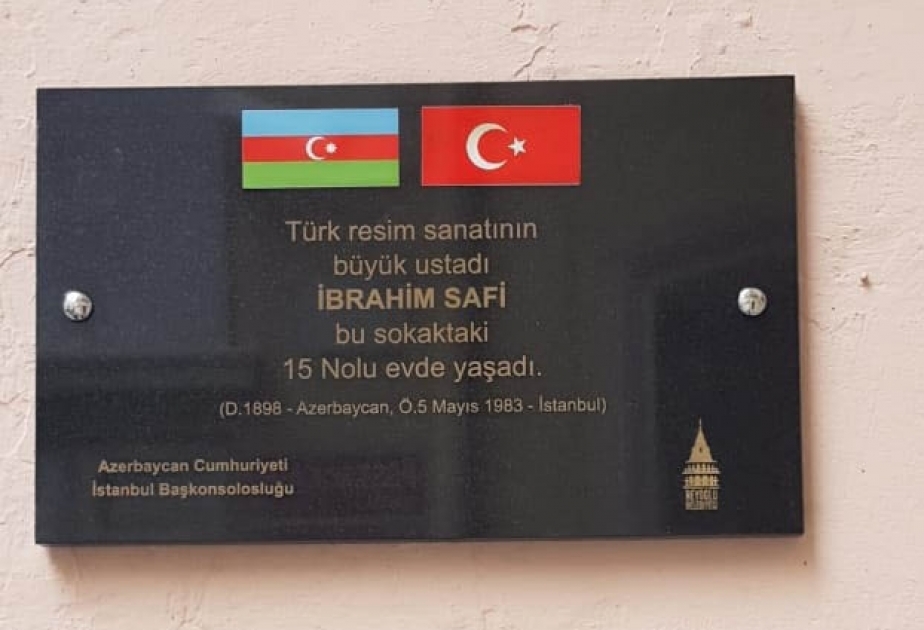 Bəyoğlu bölgəsində binalardan birinin üzərinə görkəmli azərbaycanlı rəssam İbrahim Safinin xatirə lövhəsi vurulub