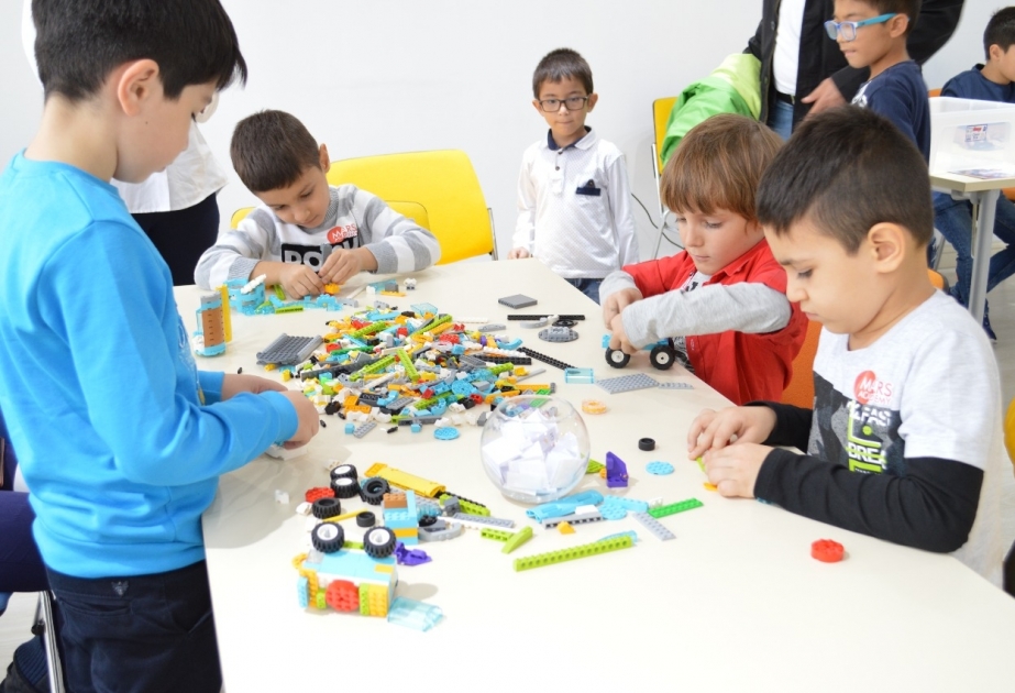 Yüksək Texnologiyalar Parkında “Robitiks” mühəndislik, proqramlaşdırma və rəqəmsal incəsənət kurslarına başlanılıb