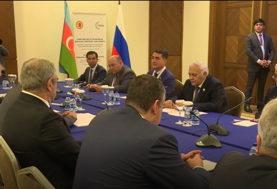 Parlamentssprecher Ogtay Asadov trifft mit Präsident der russischen Duma