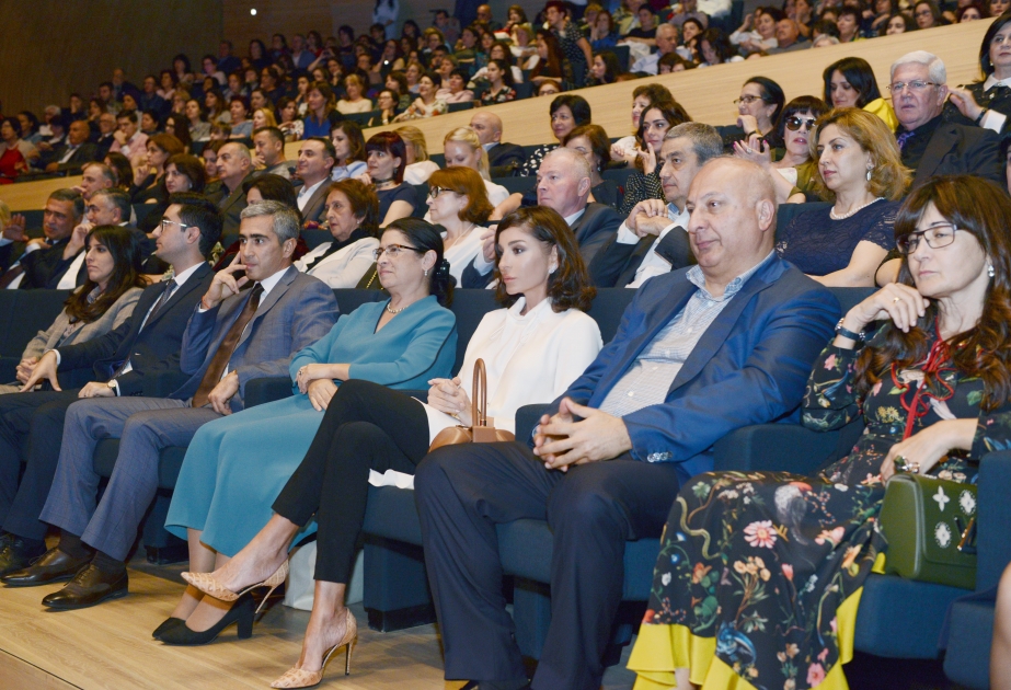 Dünyanı heyrətə gətirən 10 səs – “Turetski xoru” Heydər Əliyev Mərkəzində çıxış edib