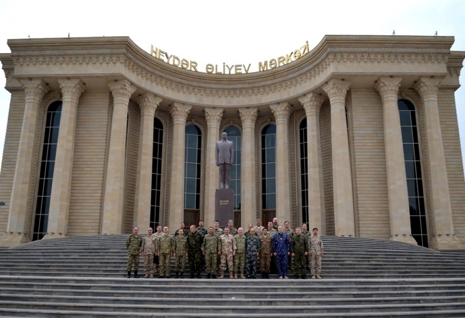 In Aserbaidschan akkreditierte Militärattachés besuchen Truppenteil
