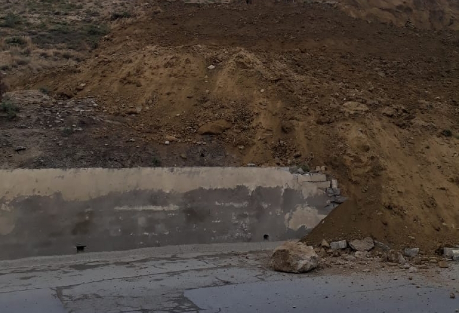 Sürüşmə zonasında dinamikanı nəzarətdə saxlamaq üçün evlərin hasarlarına gips mayaklar qoyulub