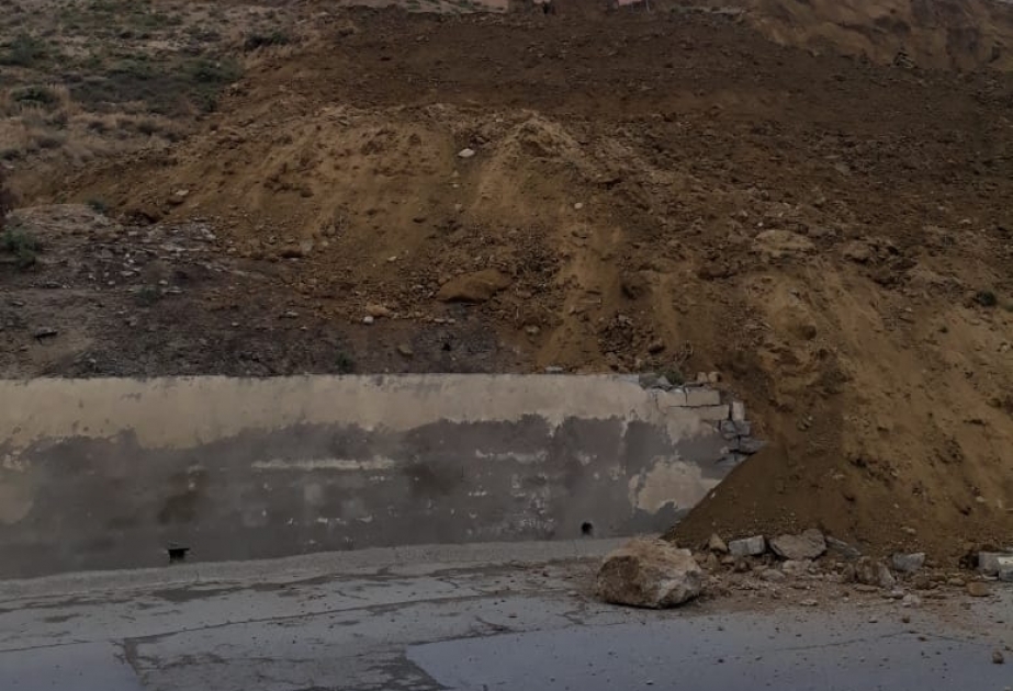 Badamdar sürüşmə sahəsindəki evlərin hasarlarının birində uçqun töküntü prosesi baş verib
