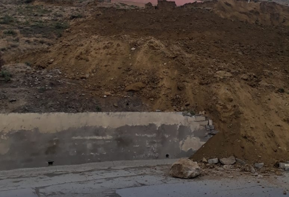 На оползневой территории в Бадамдаре произошел обвал забора одного из жилых домов