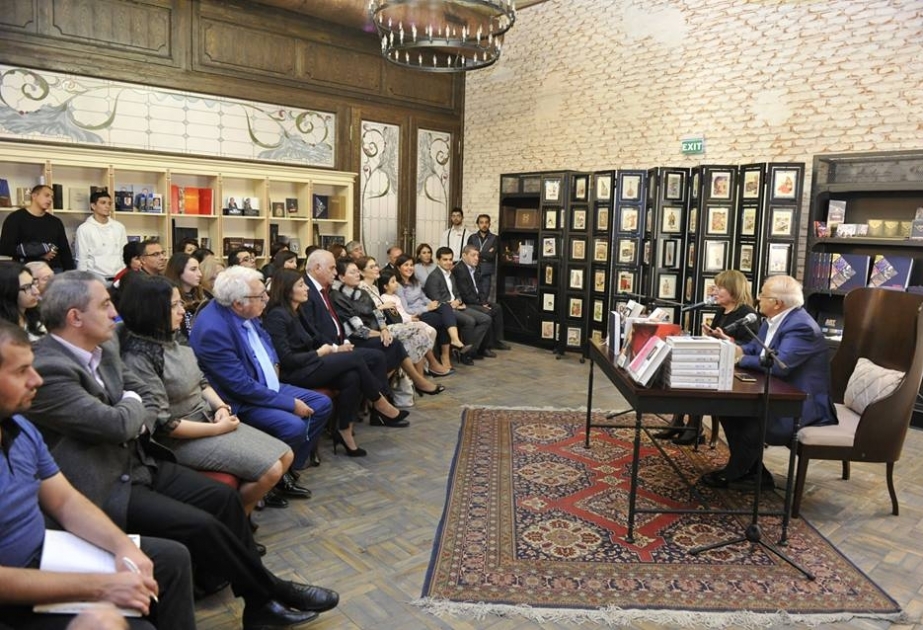 Bakı Kitab Mərkəzində “Yazıçı ilə dialoq” layihəsi çərçivəsində növbəti görüş olub