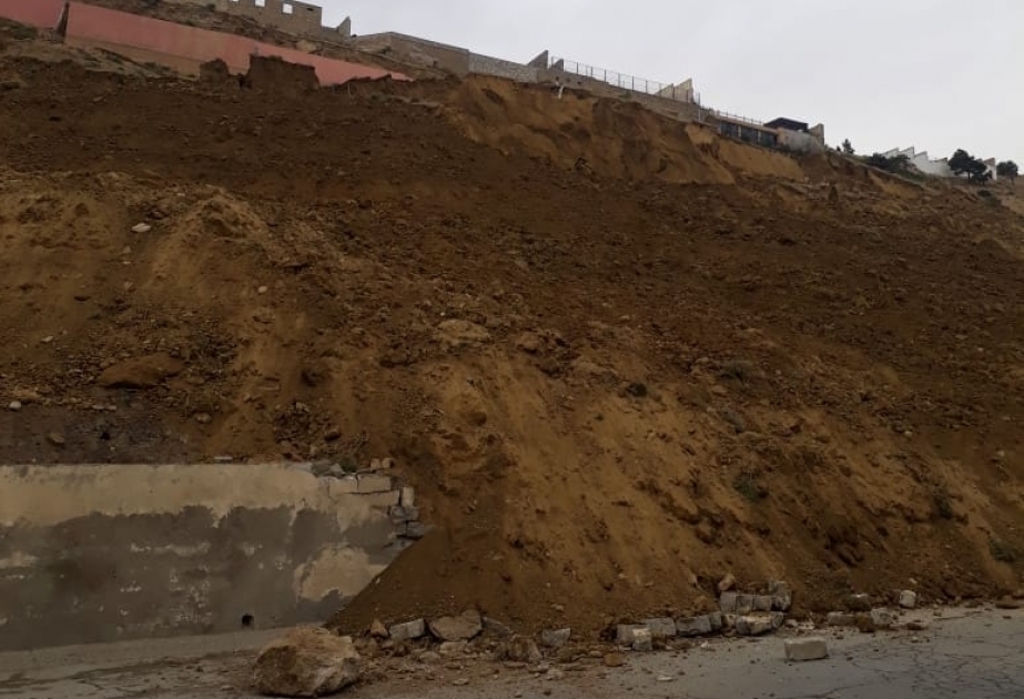 В Бадамдаре в верхней части оползневой зоны наблюдается движение земельных пластов и мелких осколков скалы