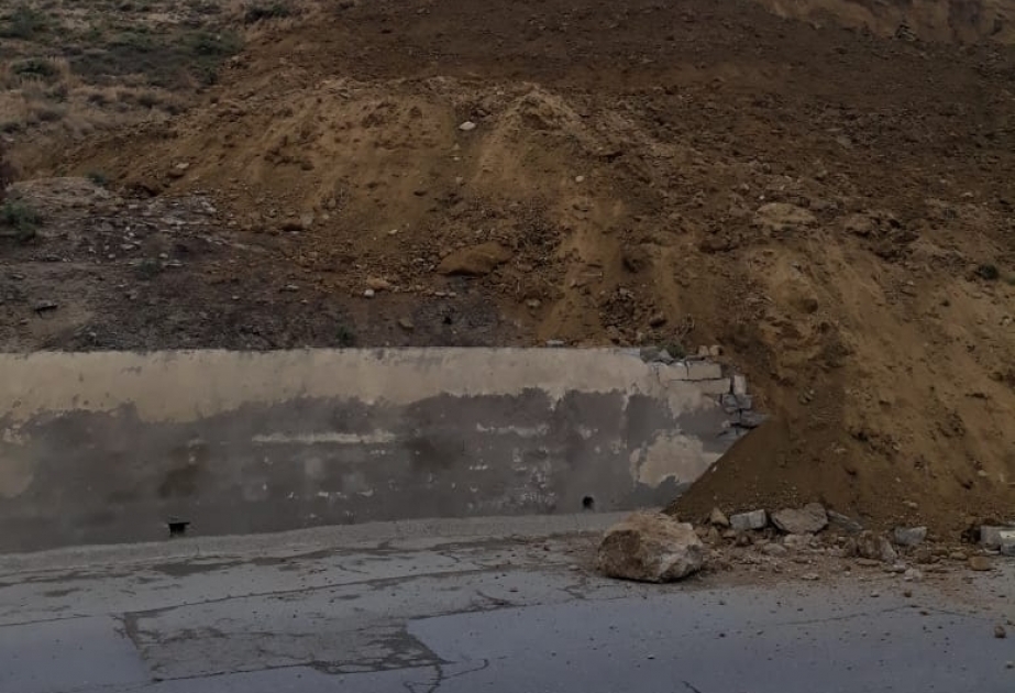 Badamdardakı sürüşmə sahəsində quruntun yerdəyişməsi müşahidə edilir