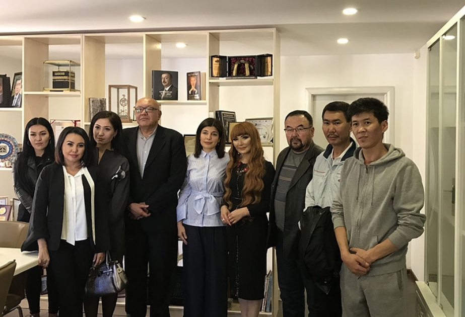 Beynəlxalq Türk Mədəniyyəti və İrsi Fondunun prezidenti Günay Əfəndiyeva Fondda Qırğızıstandan gələn qonaqlarla görüşüb