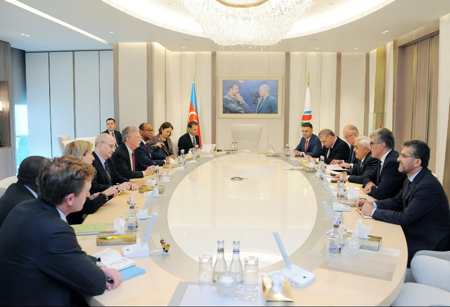На состоявшейся в SOCAR встрече говорилось о значимости реализуемых Азербайджаном энергетических проектов
