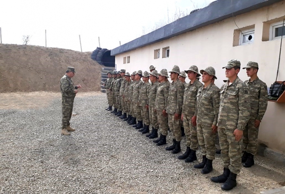 Müdafiə nazirinin müavini şəxsi heyətin döyüş hazırlığı və mənəvi-psixoloji vəziyyətini yoxlayıb