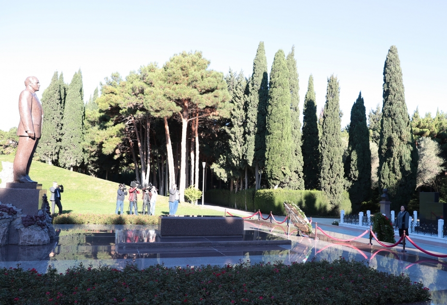 Visite des allées d’Honneur et des Martyrs à Bakou